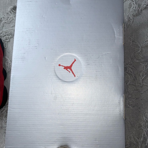 Jordan retro 13 Chicago’s 2017 intact box - Picture 8 of 9